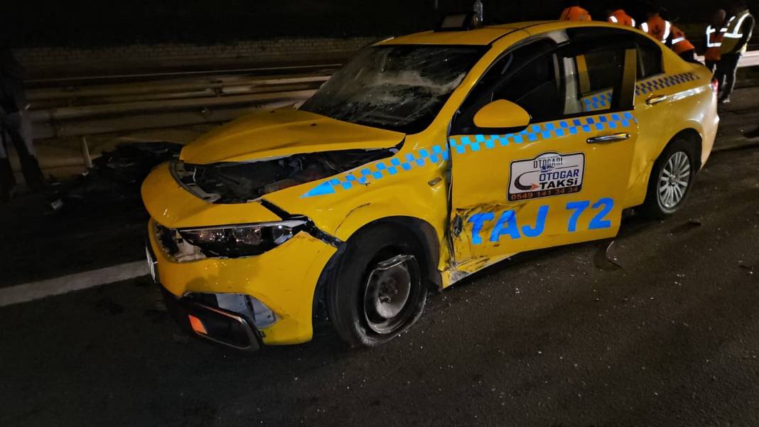 Otomobil bariyerlere çarptı, demir yığınına döndü! Ölü ve yaralılar var 5